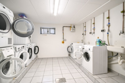 DIETZ: Gepflegte 2 Zimmer – Erdgeschosswohnung mit Balkon und Kellerraum in Eppertshausen! - Waschküche (697721)