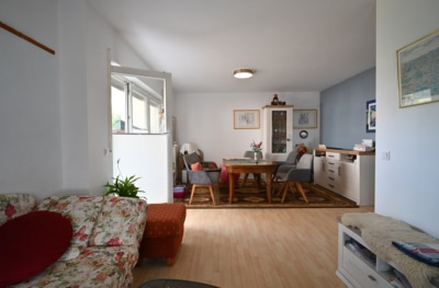 DIETZ: Gepflegte 2 Zimmer – Erdgeschosswohnung mit Balkon und Kellerraum in Eppertshausen! - Offener Wohn- und Essbereich (697711)