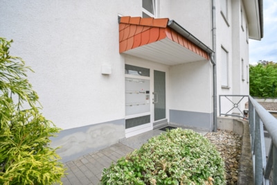 DIETZ: Gepflegte 2 Zimmer – Erdgeschosswohnung mit Balkon und Kellerraum in Eppertshausen! - Eingang Wohnhaus (697727)
