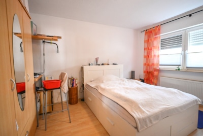 DIETZ: Gepflegte 2 Zimmer – Erdgeschosswohnung mit Balkon und Kellerraum in Eppertshausen! - Schlafzimmer (697713)
