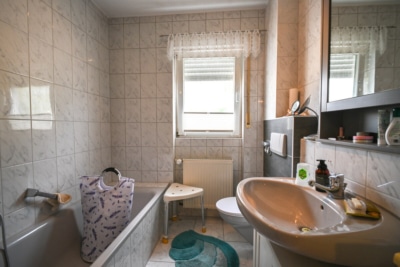 DIETZ: Gepflegte 2 Zimmer – Erdgeschosswohnung mit Balkon und Kellerraum in Eppertshausen! - Tageslicht Badezimmer (697716)