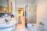 Tageslicht Badezimmer - DIETZ: Gepflegte 2 Zimmer – Erdgeschosswohnung mit Balkon und Kellerraum in Eppertshausen!