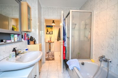 DIETZ: Gepflegte 2 Zimmer – Erdgeschosswohnung mit Balkon und Kellerraum in Eppertshausen! - Tageslicht Badezimmer (697717)