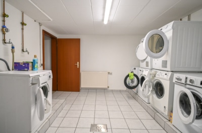 DIETZ: Gepflegte 2 Zimmer – Erdgeschosswohnung mit Balkon und Kellerraum in Eppertshausen! - Waschküche (697720)