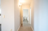 Flur - DIETZ: Gepflegte 2-Zimmer-Eigentumswohnung mit Balkon, Einbauküche, Stellplatz und Kellerraum!