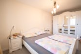 Schlafzimmer - DIETZ: Gepflegte 2-Zimmer-Eigentumswohnung mit Balkon, Einbauküche, Stellplatz und Kellerraum!