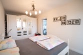Schlafzimmer - DIETZ: Gepflegte 2-Zimmer-Eigentumswohnung mit Balkon, Einbauküche, Stellplatz und Kellerraum!