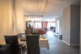 Wohn- und Essbereich - DIETZ: Gepflegte 2-Zimmer-Eigentumswohnung mit Balkon, Einbauküche, Stellplatz und Kellerraum!