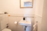 Gäste WC - DIETZ: Gepflegte 2-Zimmer-Eigentumswohnung mit Balkon, Einbauküche, Stellplatz und Kellerraum!