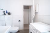 Tageslichtbadezimmer mit Wanne - DIETZ: Gepflegte 2-Zimmer-Eigentumswohnung mit Balkon, Einbauküche, Stellplatz und Kellerraum!
