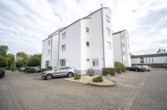 Außenansicht - DIETZ: Gepflegte 2-Zimmer-Eigentumswohnung mit Balkon, Einbauküche, Stellplatz und Kellerraum!