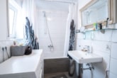 Tageslichtbadezimmer mit Wanne - DIETZ: Gepflegte 2-Zimmer-Eigentumswohnung mit Balkon, Einbauküche, Stellplatz und Kellerraum!