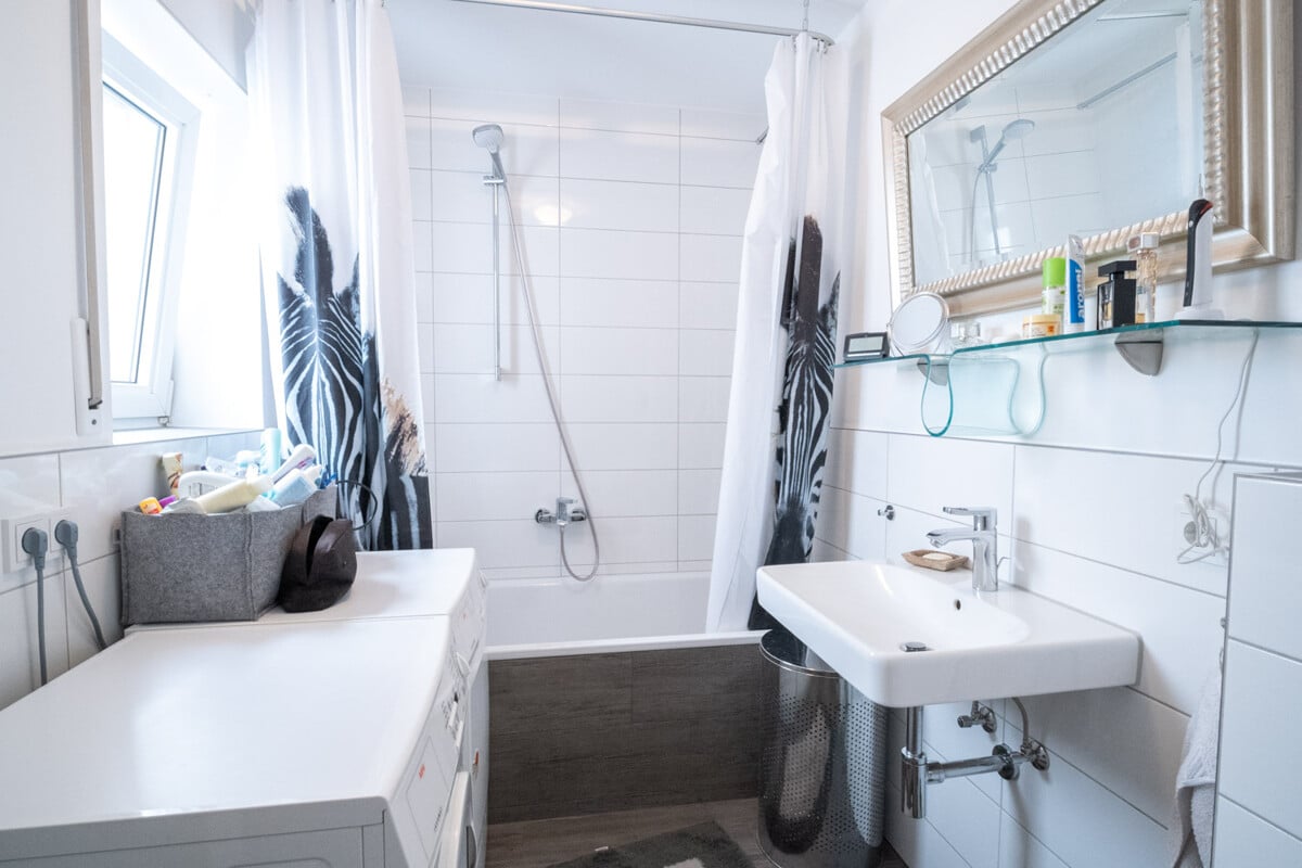 Tageslichtbadezimmer mit Wanne