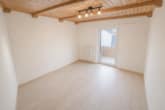 Schlafzimmer 2 OG - DIETZ: Größer als manches Haus! 4-Zimmer-Obergeschosswohnung – 3-fach-Verglasung – Pelletsheizung