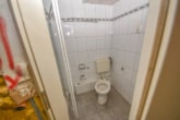 Toilette 1.OG - DIETZ: Sanierungsbedürftiges Hotel in idyllischer Waldrandlage von Weiterstadt mit 33 Zimmern!