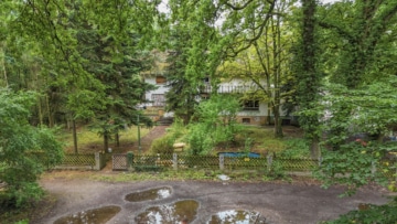 DIETZ: Sanierungsbedürftiges Hotel in idyllischer Waldrandlage von Weiterstadt mit 33 Zimmern! - Außenansicht (678941)