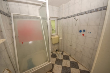 DIETZ: Sanierungsbedürftiges Hotel in idyllischer Waldrandlage von Weiterstadt mit 33 Zimmern! - Duschbad 1.OG (678975)