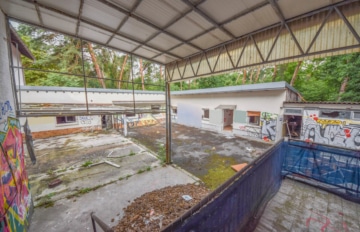 DIETZ: Sanierungsbedürftiges Hotel in idyllischer Waldrandlage von Weiterstadt mit 33 Zimmern! - Blick in den Hof (678988)