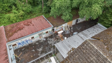 DIETZ: Sanierungsbedürftiges Hotel in idyllischer Waldrandlage von Weiterstadt mit 33 Zimmern! - Außenansicht (678932)