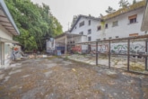 Innenhof - DIETZ: Sanierungsbedürftiges Hotel in idyllischer Waldrandlage von Weiterstadt mit 33 Zimmern!