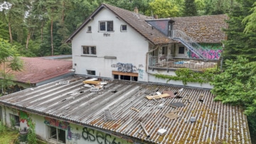 DIETZ: Sanierungsbedürftiges Hotel in idyllischer Waldrandlage von Weiterstadt mit 33 Zimmern! - Außenansicht (678930)