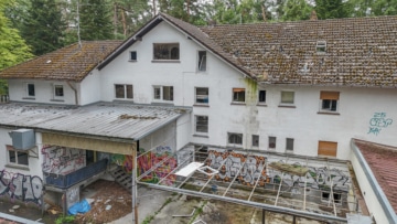 DIETZ: Sanierungsbedürftiges Hotel in idyllischer Waldrandlage von Weiterstadt mit 33 Zimmern! - Außenansicht (678931)