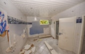 Gäste-Wc`s Herren EG - DIETZ: Sanierungsbedürftiges Hotel in idyllischer Waldrandlage von Weiterstadt mit 33 Zimmern!