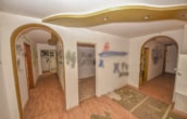 Flur 1.OG - DIETZ: Sanierungsbedürftiges Hotel in idyllischer Waldrandlage von Weiterstadt mit 33 Zimmern!