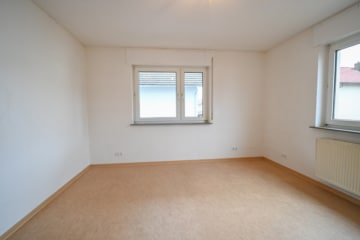 DIETZ: Gepflegte 4 Zi-Wohnung im ersten OG – 2 Balkon – Garage - Schlafzimmer 1 von 3 (645101)