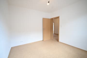 DIETZ: Erstbezug nach Sanierung! Modernisierte 4 Zimmer-Wohnung im ersten OG – 2 Balkone + Garage - Schlafzimmer 2 von 3 (672048)