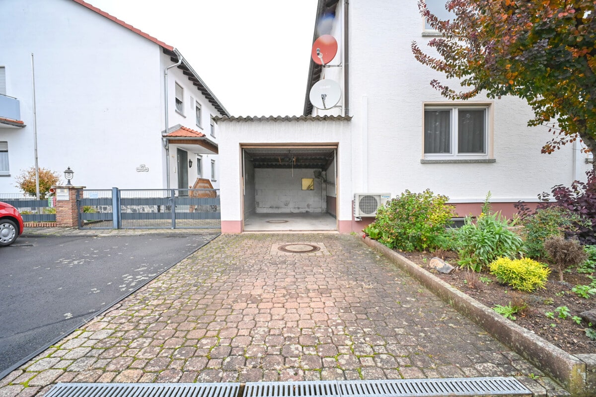 Garage und 1 Stellplatz