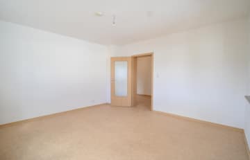 DIETZ: Erstbezug nach Sanierung! Modernisierte 4 Zimmer-Wohnung im ersten OG – 2 Balkone + Garage - Schlafzimmer 1 von 3 (672046)