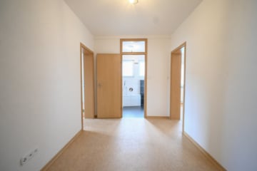 DIETZ: Erstbezug nach Sanierung! Modernisierte 4 Zimmer-Wohnung im ersten OG – 2 Balkone + Garage - Diele (672052)