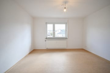 DIETZ: Erstbezug nach Sanierung! Modernisierte 4 Zimmer-Wohnung im ersten OG – 2 Balkone + Garage - Schlafzimmer 3 von 3 (672049)