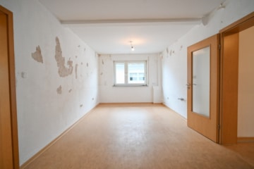 DIETZ: Gepflegte 4 Zi-Wohnung im ersten OG – 2 Balkon – Garage - Küche (645099)