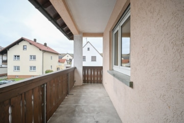DIETZ: Gepflegte 4 Zi-Wohnung im ersten OG – 2 Balkon – Garage - überdachter Balkon (645111)