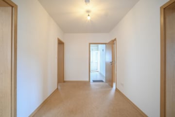 DIETZ: Erstbezug nach Sanierung! Modernisierte 4 Zimmer-Wohnung im ersten OG – 2 Balkone + Garage - Diele (672053)