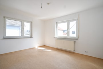 DIETZ: Erstbezug nach Sanierung! Modernisierte 4 Zimmer-Wohnung im ersten OG – 2 Balkone + Garage - Schlafzimmer 1 von 3 (672045)