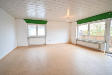 DIETZ: Gepflegte 4 Zi-Wohnung im ersten OG – 2 Balkon – Garage - Wohnzimmer (645097)