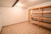 Kellerraum - DIETZ: Gepflegte 4 Zi-Wohnung im ersten OG – 2 Balkon – Garage