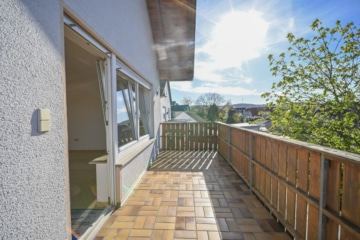 DIETZ: Erstbezug nach Sanierung! Modernisierte 4 Zimmer-Wohnung im ersten OG – 2 Balkone + Garage - Balkon (672501)