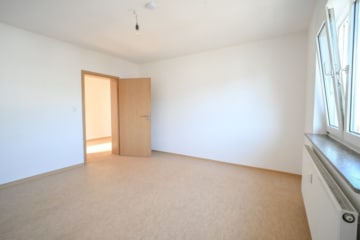 DIETZ: Erstbezug nach Sanierung! Modernisierte 4 Zimmer-Wohnung im ersten OG – 2 Balkone + Garage - Schlafzimmer 3 von 3 (672512)