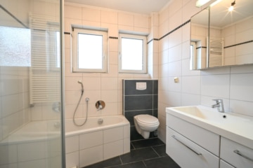 DIETZ: Gepflegte 4 Zi-Wohnung im ersten OG – 2 Balkon – Garage - Tageslicht Badezimmer (645107)