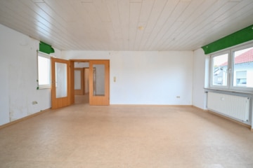 DIETZ: Gepflegte 4 Zi-Wohnung im ersten OG – 2 Balkon – Garage - Wohnzimmer (645098)