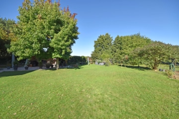 DIETZ: Freiwerdendes, liebevolles 2-Familienhaus-Anwesen in attraktiver Wohnlage von Klein-Zimmern! - Garten in Feldrandlage (653733)