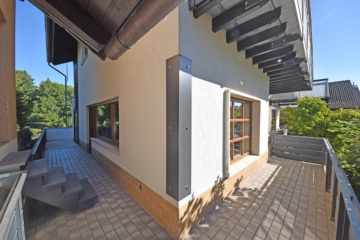 DIETZ: Freiwerdendes, liebevolles 2-Familienhaus-Anwesen in attraktiver Wohnlage von Klein-Zimmern! - RundumTerrasse (653738)