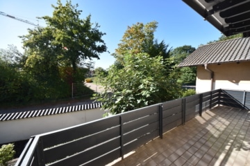 DIETZ: Freiwerdendes, liebevolles 2-Familienhaus-Anwesen in attraktiver Wohnlage von Klein-Zimmern! - Straßenseite Terrasse (653739)