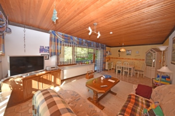 DIETZ: Freiwerdendes, liebevolles 2-Familienhaus-Anwesen in attraktiver Wohnlage von Klein-Zimmern! - EG Wohnzimmer (653744)