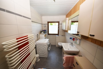 DIETZ: Freiwerdendes, liebevolles 2-Familienhaus-Anwesen in attraktiver Wohnlage von Klein-Zimmern! - EG Tageslichtbad (653746)