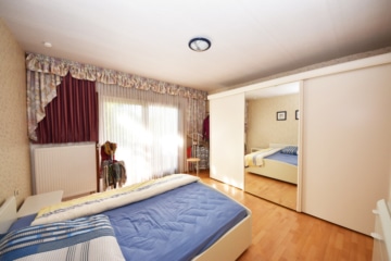 DIETZ: Freiwerdendes, liebevolles 2-Familienhaus-Anwesen in attraktiver Wohnlage von Klein-Zimmern! - EG Schlafzimmer 1 von 1 (653748)